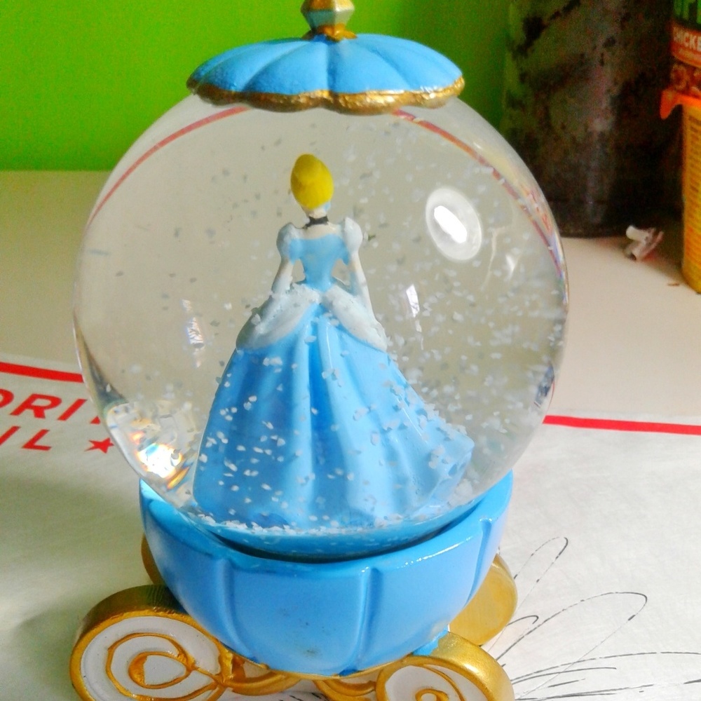 Cinderella Snow Globe ( last one) - Picture 4 of 7